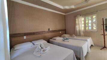 Quarto quádruplo | Frigobar, Wi-Fi de cortesia, roupa de cama