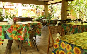 Café da manhã com buffet grátis todos os dias