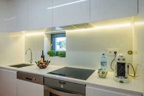 Premium Apartment, 1 Bedroom | Private kitchen | Fridge, microwave, oven, stovetop - Domum (Porto)