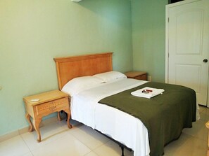 Masa, güneşlik/perde, ses yalıtımı, ücretsiz kablosuz İnternet