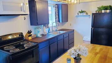 Comfort Suite | Private kitchen | Fridge, microwave, coffee/tea maker, cookware/dishes/utensils
