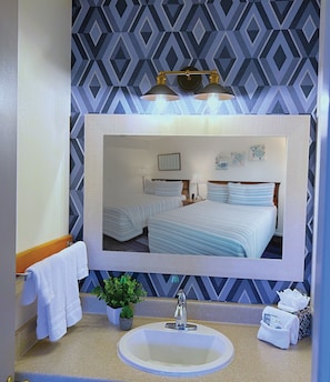 Combined shower/bathtub, free toiletries, hair dryer, towels