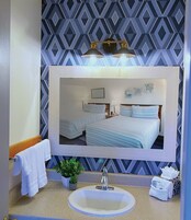 Bañera con ducha, artículos de tocador gratuitos, secador de pelo