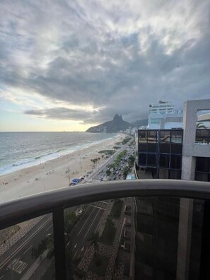 A coastal cityscape with a beach, a prominent mountain, and modern buildings. - Residence Vieira Souto 500 (Rio de Janeiro)