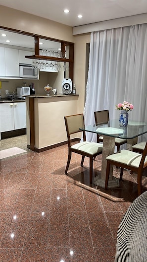 Deluxe Apartment (304) | Dining room