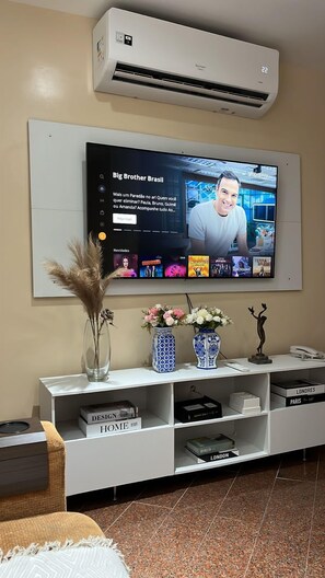 Deluxe-Apartment (304) | Wohnzimmer | 32-Zoll-Flachbildfernseher mit Kabelempfang, Fernseher