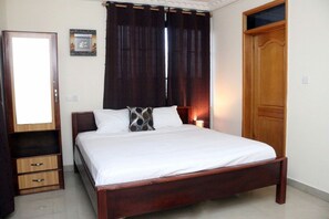 Meja kerja, setrika/meja setrika, dan Internet kabel gratis