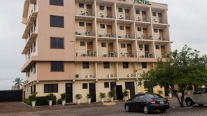 Free self-parking - Angels Heights Hotel (Tema)