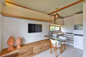 Bangalô | Living room | 32-inch flat-screen TV with satellite channels, TV