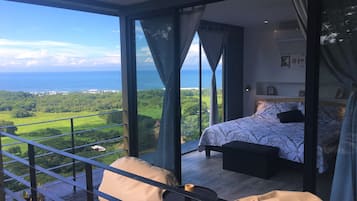 1 habitación, espacio para trabajar con laptop y cortinas blackout