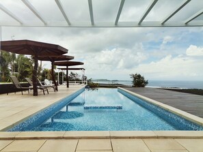 Outdoor pool, an infinity pool, open 6:00 AM to 9:00 PM, pool umbrellas - La Colina Pura vista (Bejuco)