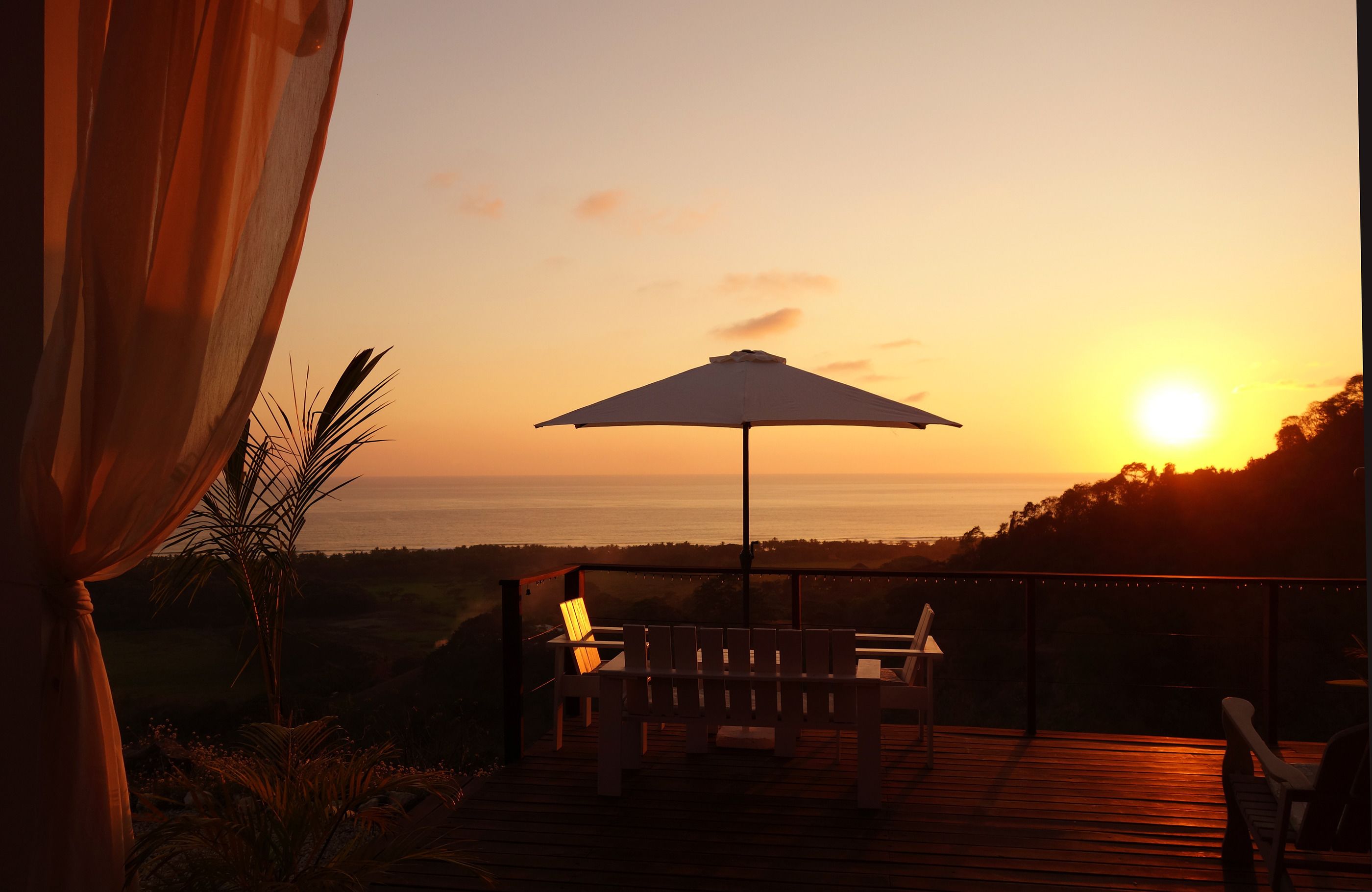 Panoramic Cottage, 1 King Bed, Ocean View, Oceanfront | Living area
