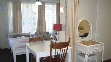 Kühlschrank, Wasserkocher, Kochgeschirr/Geschirr/Besteck