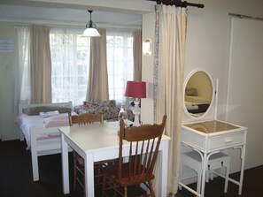 Frigorífico, hervidor eléctrico y utensilios de cocina