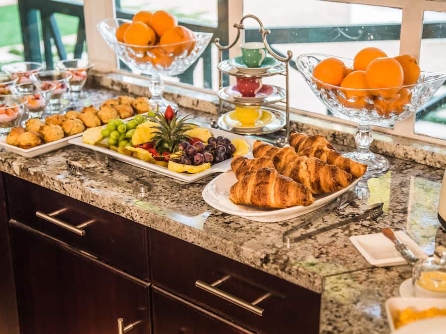 Daily full breakfast (ZAR 100.00 per person)