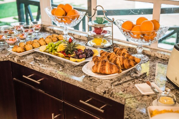 Daily full breakfast (ZAR 100.00 per person) - AnnVilla Guesthouse (Klerksdorp)