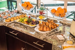 Daily full breakfast (ZAR 100.00 per person)