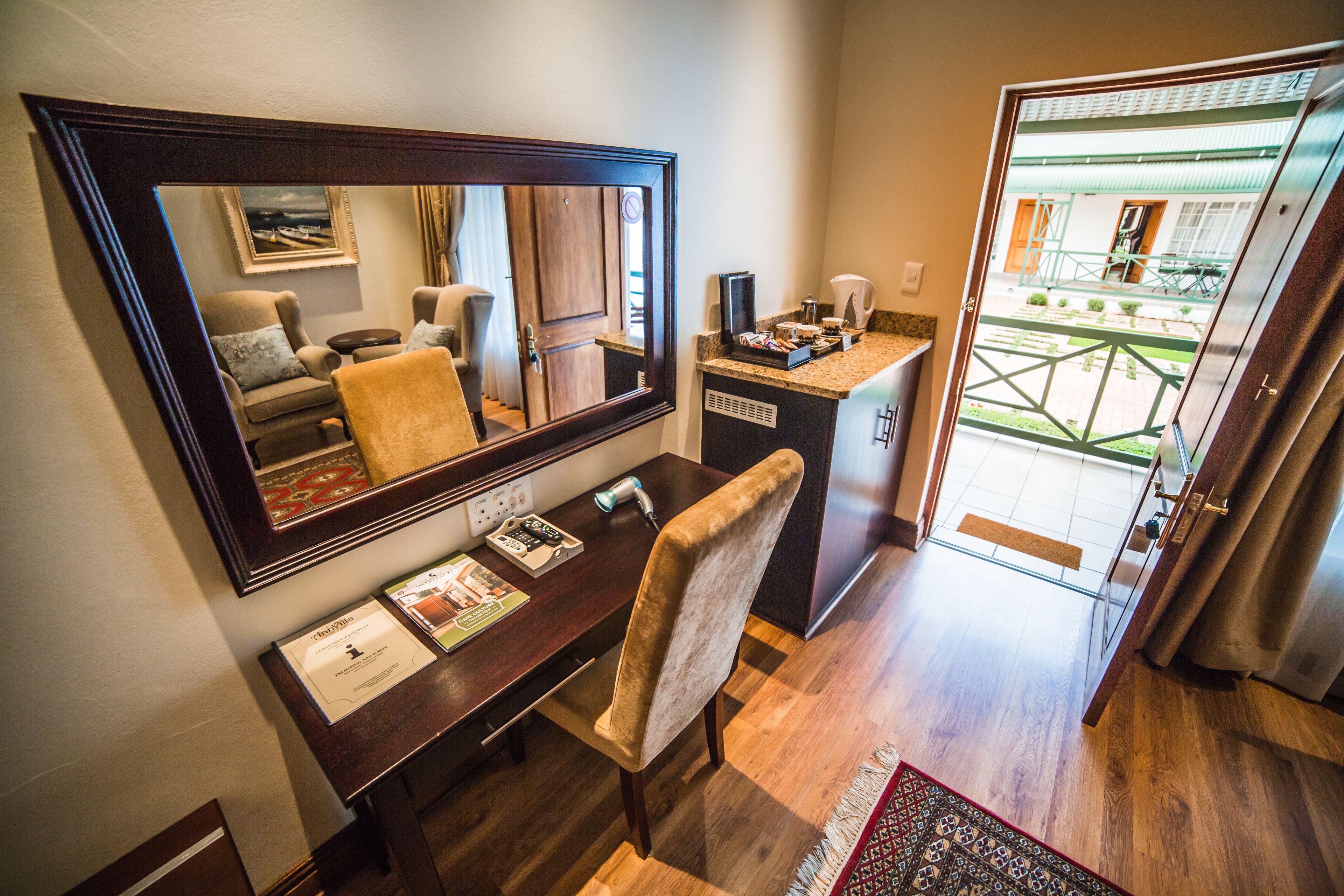 Kings Court | Minibar, in-room safe, desk, iron/ironing board