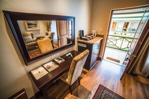 Minibar, in-room safe, desk, iron/ironing board - AnnVilla Guesthouse (Klerksdorp)