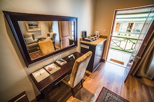 Kings Court | Minibar, in-room safe, desk, iron/ironing board