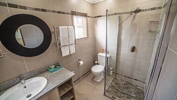 Princess Court Self Catering | Bathroom | Separate bathtub and shower, deep-soaking bathtub, free toiletries