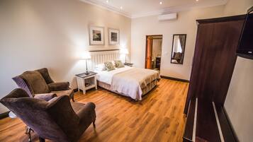 Queens Court Self Catering | Minibar, in-room safe, desk, iron/ironing board