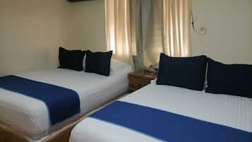 Habitación estándar doble, 2 camas de matrimonio | Tabla de planchar con plancha, camas supletorias, wifi gratis