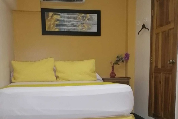 Standard Room, 1 Queen Bed | Iron/ironing board, rollaway beds, free WiFi, bed sheets