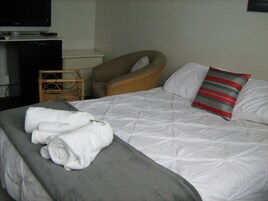 Chambre, 1 grand lit | Wi-Fi gratuit, draps fournis, accès pour personnes à mobilité réduite