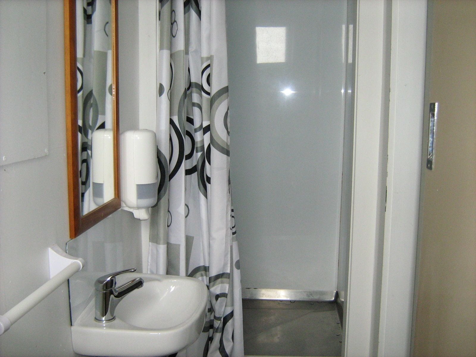 客房, 1 張加大雙人床 | 浴室 | 淋浴設備、毛巾