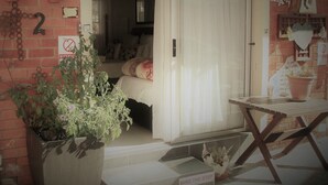 A room with a bed, a small table, and a potted plant. - Memra Guest House (Ladysmith)