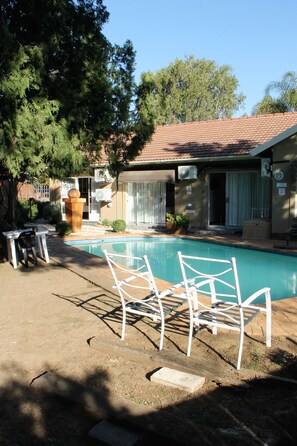 Una piscina al aire libre