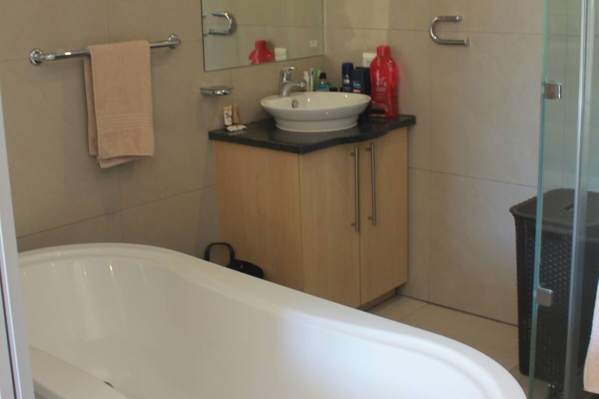Standard Apartment (6) | Bathroom | Free toiletries, towels