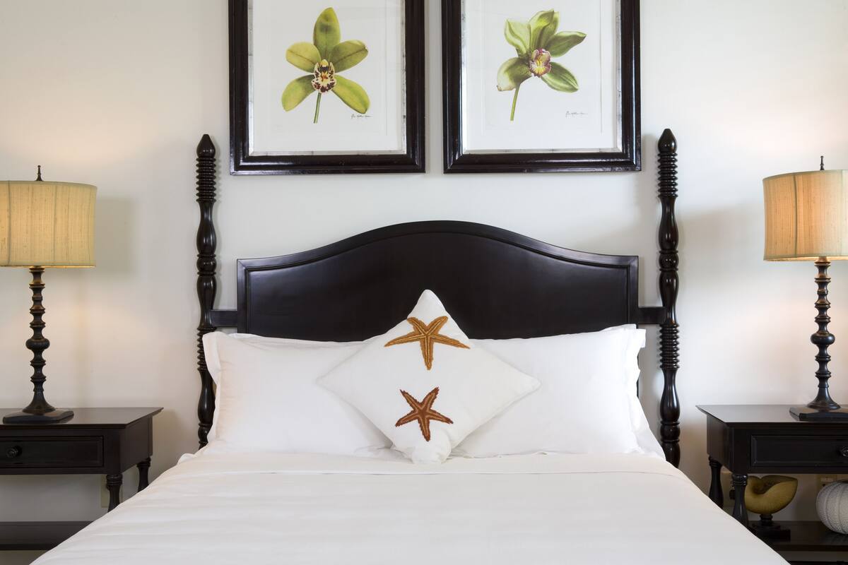 2 bedrooms, premium bedding, in-room safe, desk