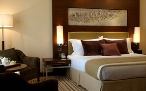 2 bedrooms, premium bedding, in-room safe, desk
