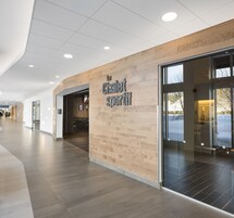 Un edificio moderno con un cartel que dice "Le Chalet Sportif".