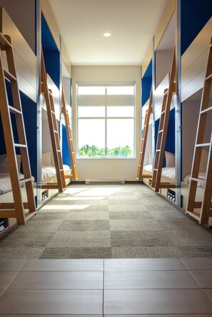 Dortoir privé, 12 lits simples, salle de bain partagée | Coffre-fort, système d’insonorisation, fer et planche à repasser