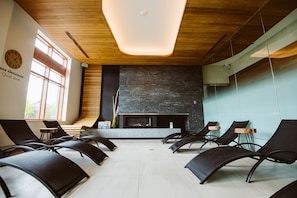 Sauna, hot tub, steam room, Turkish bath/hammam, body treatments