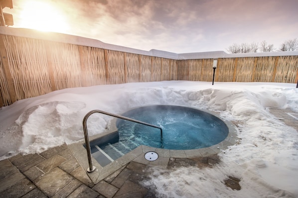 Un sauna, una bañera de hidromasaje, baño turco, baño turco/hammam