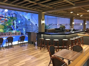 2 Bars/Lounges