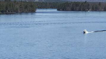 Um lago tranquilo com um barco deslizando na água.