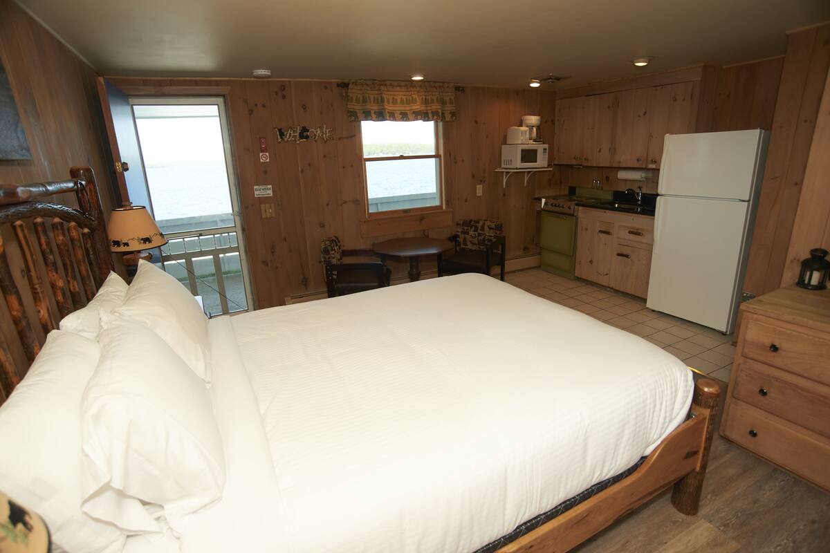 cabin, 1 queen bed, kitchenette, lake view | free wifi, bed sheets
