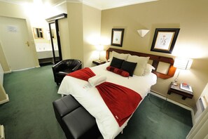 Family Room | Premium bedding, desk, iron/ironing board, free WiFi - Oxford Lodge (Abaqulusi)