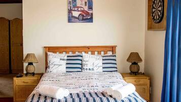 Ultra Family Room | Desk, free WiFi, bed sheets