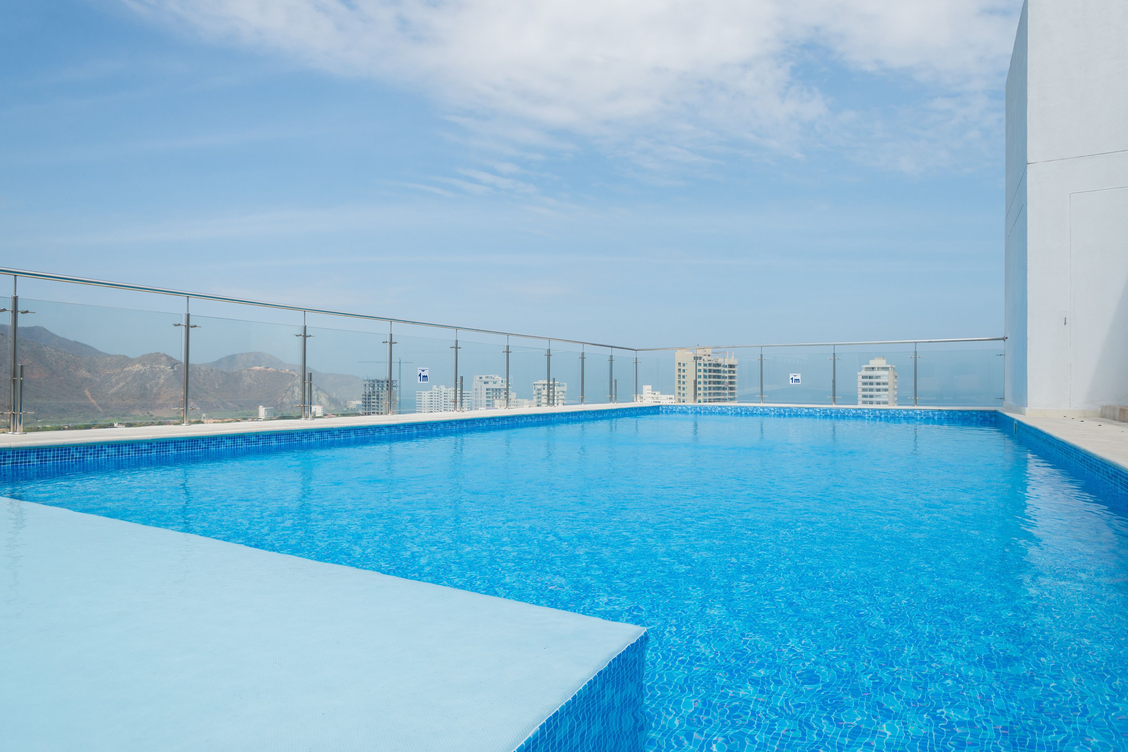 Piscine extérieure, chaises longues