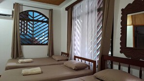 Vierbettzimmer (With Airconditioning, No Hot Water) | Zimmersafe, kostenloses WLAN, Bettwäsche