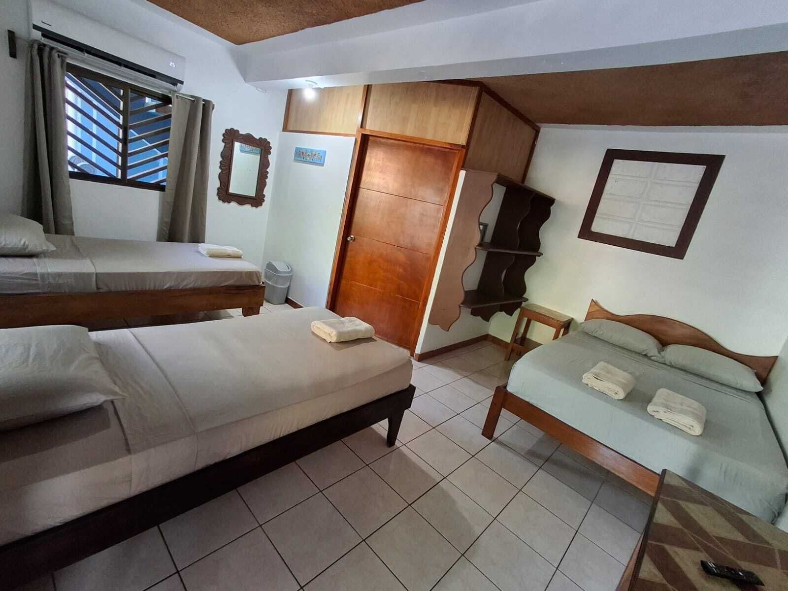 Chambre quadruple (With Airconditioning, No Hot Water) | Coffre-fort, accès au Wi-Fi (inclus), literie fournie