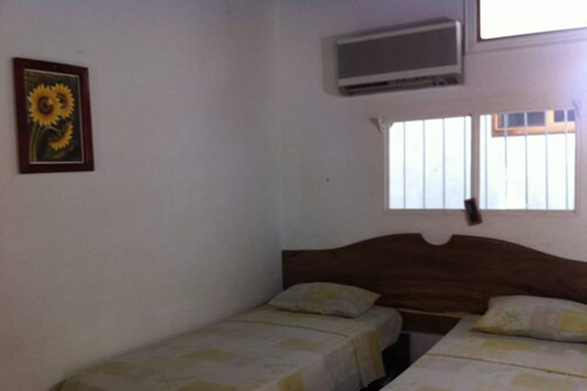 Habitación doble (With Airconditioning, Hot Water) | Caja de seguridad en la habitación, wifi gratis y ropa de cama