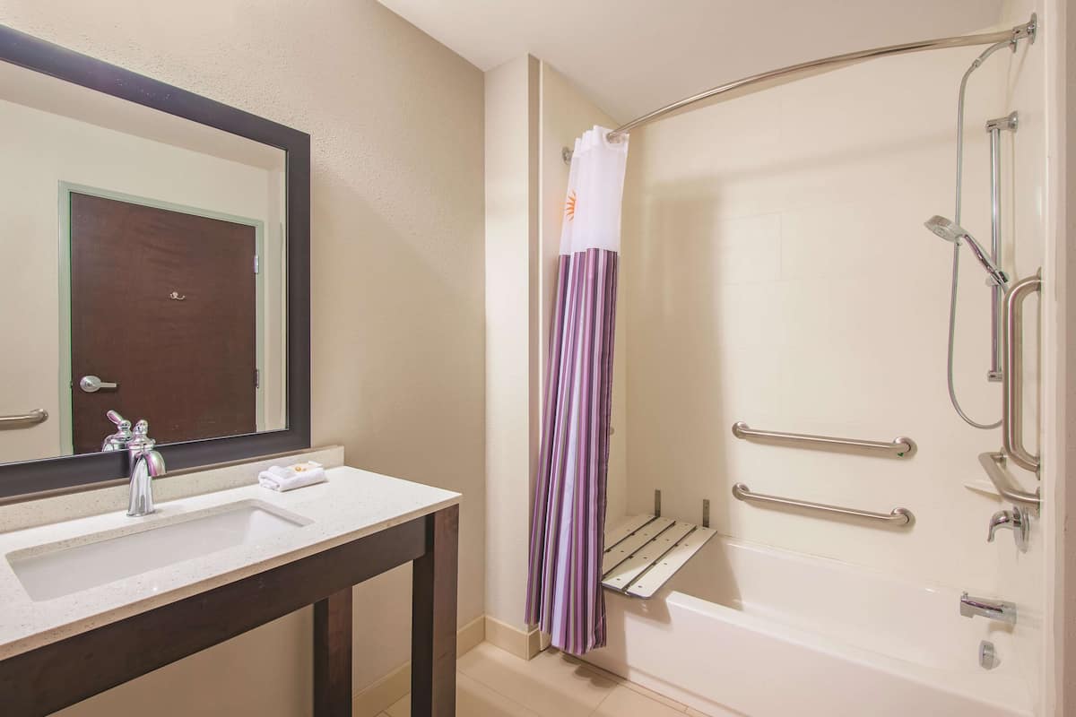 Kamer, 1 kingsize bed, toegankelijk voor mindervaliden, niet-roken (Mobility Accessible) | Pillowtop-bedden, een bureau, een strijkplank/strijkijzer