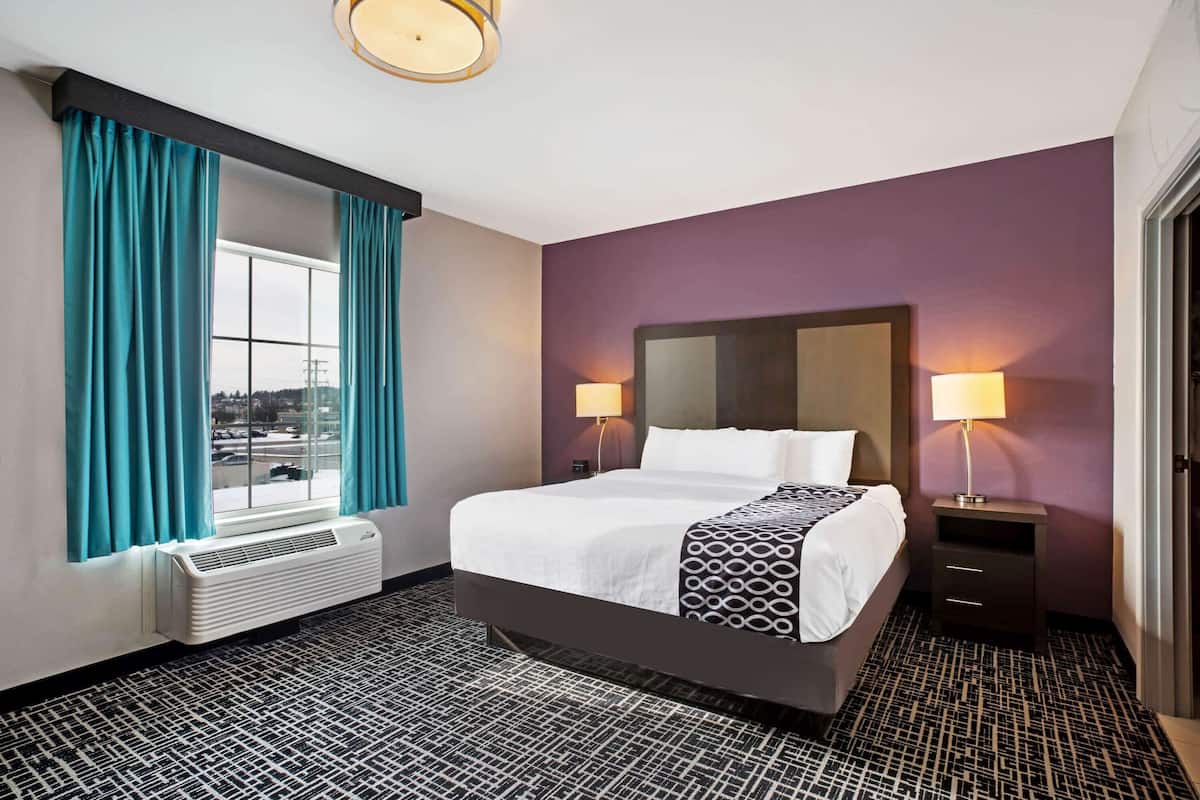 Lit avec matelas Ă plateau-coussin, bureau, fer et planche Ă repasser